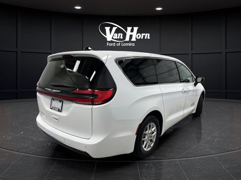 Used 2024 Chrysler Pacifica Touring-L FWD image 6