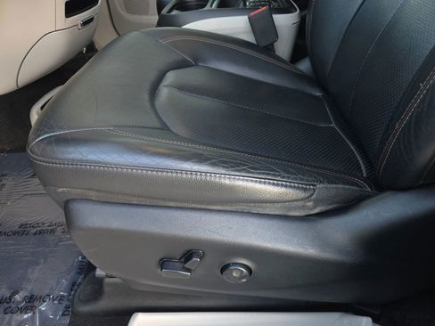 Used 2019 Chrysler Pacifica Touring-L FWD image 14