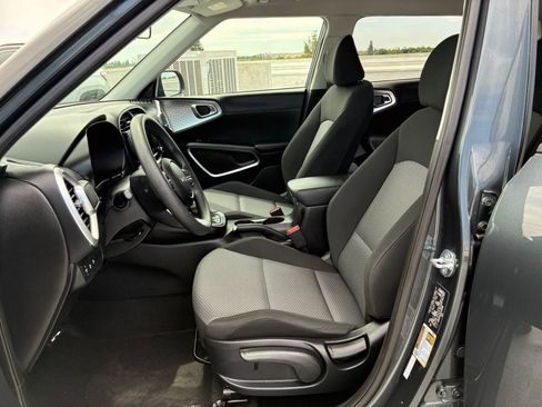 Used 2025 Kia Soul LX w/ LX Technology Package FWD image 23