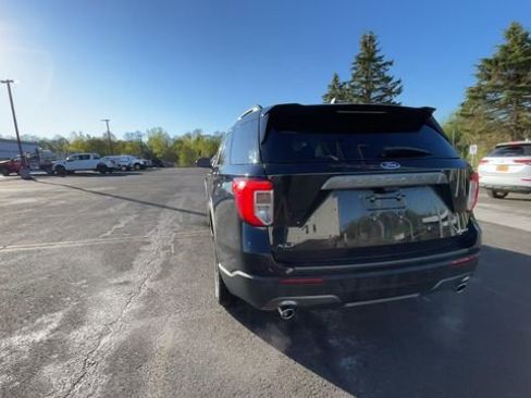 Used 2022 Ford Explorer XLT w/ Equipment Group 202A AWD/4WD image 8