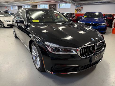 Used 2019 BMW 750i xDrive w/ Executive Package image 3