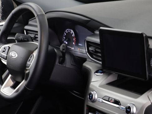 Used 2022 Ford Explorer XLT w/ Equipment Group 202A image 21