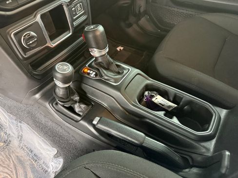 Used 2023 Jeep Gladiator Sport AWD/4WD image 19