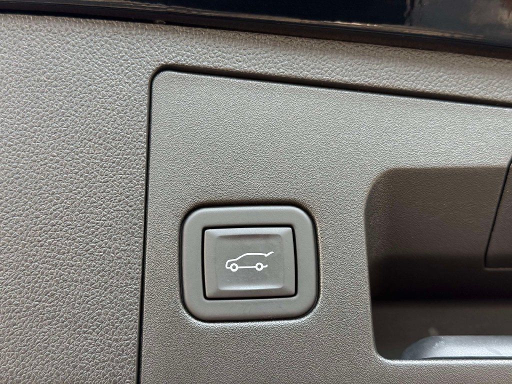 Used 2023 Cadillac XT4 Premium Luxury w/ Enhanced Visibility Package AWD/4WD image 18