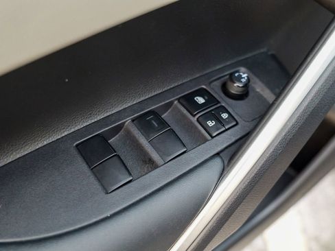 Used 2023 Toyota Corolla Cross L image 17