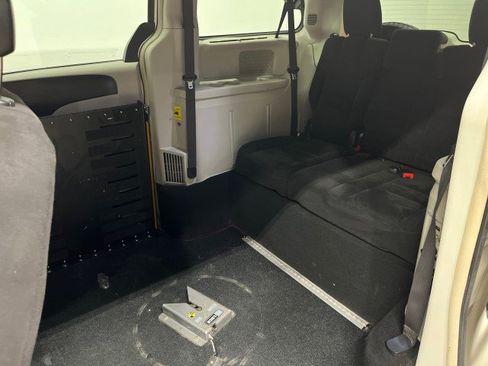 Used 2014 Chrysler Town & Country Touring image 23