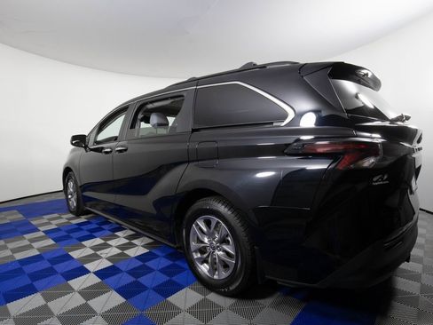 Used 2023 Toyota Sienna XLE image 7