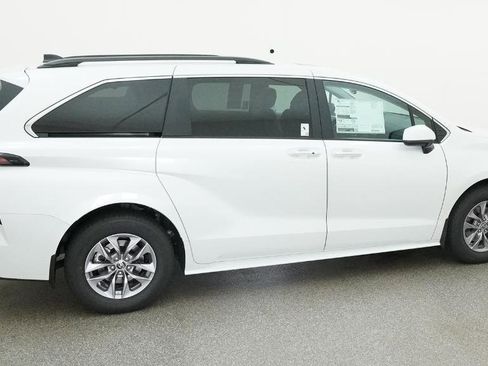 New 2026 Toyota Sienna XLE FWD image 42