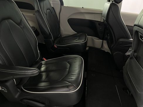 Certified 2024 Chrysler Pacifica Limited image 31