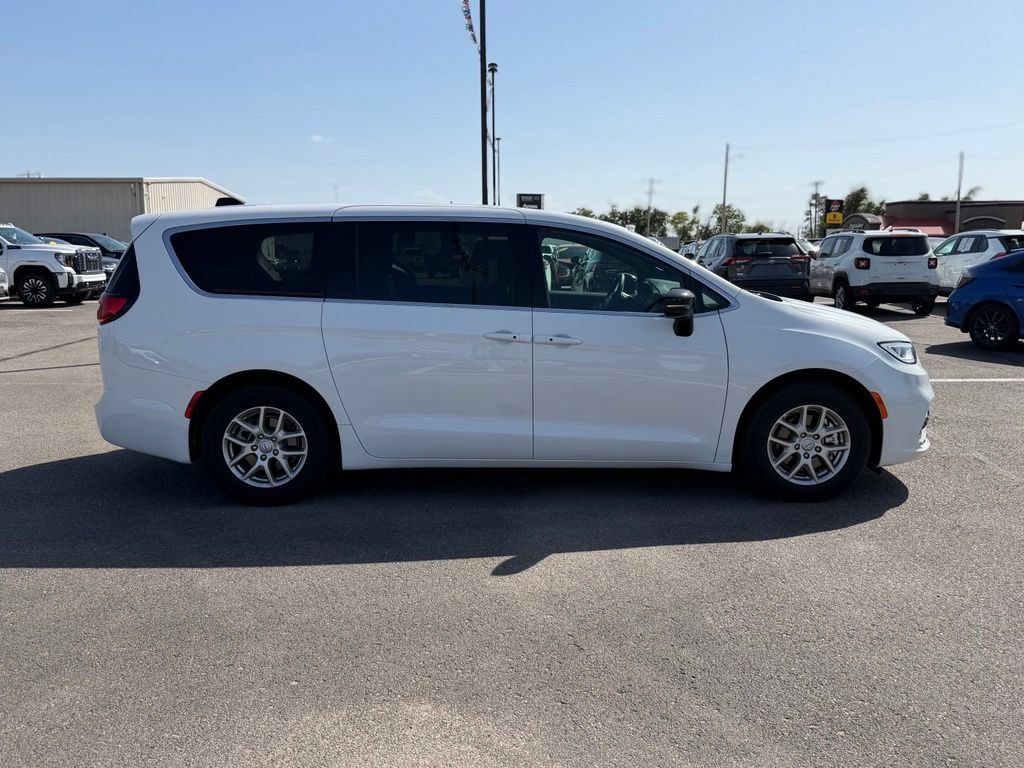 Used 2025 Chrysler Pacifica Select FWD image 2