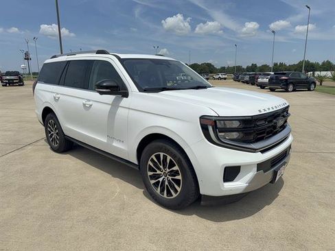 Used 2025 Ford Expedition Platinum AWD/4WD image 2