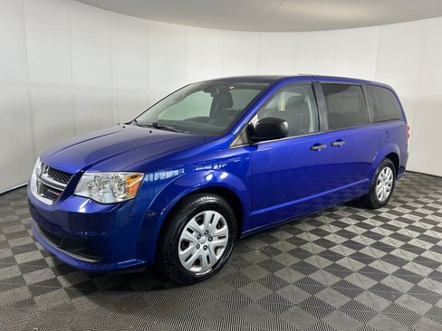 Used 2019 Dodge Grand Caravan SE w/ UConnect Hands-Free Group FWD image 1