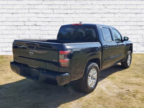 Used 2023 Nissan Frontier SV image 2