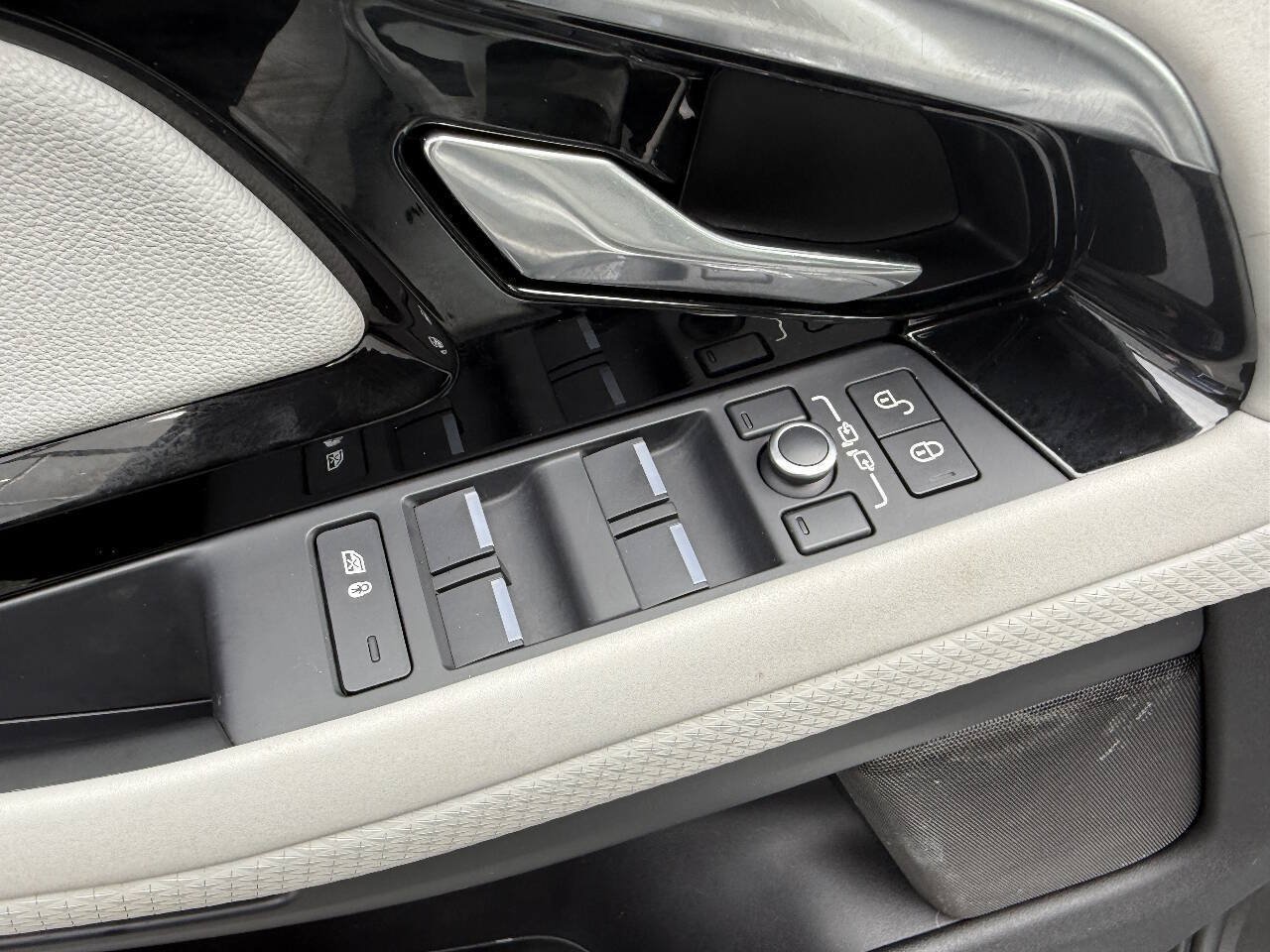Used 2020 Land Rover Range Rover Evoque S AWD/4WD image 19
