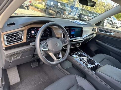Used 2025 Volkswagen Atlas SE image 12