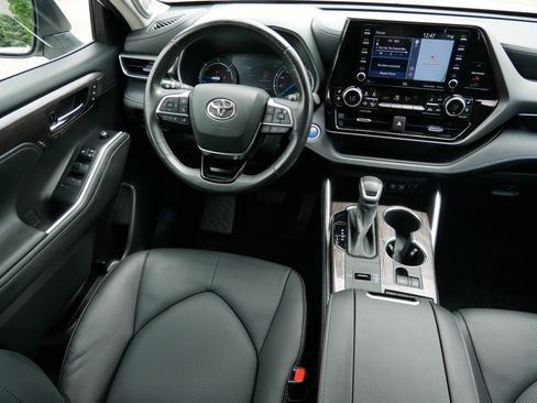 Used 2021 Toyota Highlander Limited AWD/4WD image 9