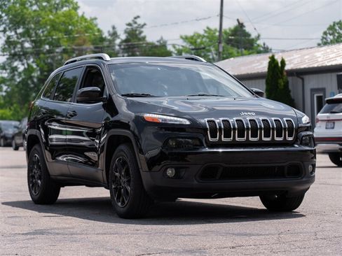 Used 2018 Jeep Cherokee Latitude Plus w/ Cold Weather Group AWD/4WD image 3