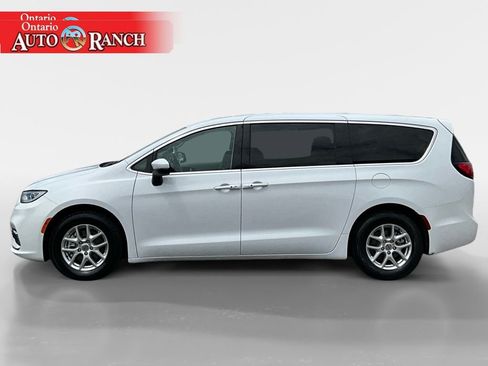 Used 2023 Chrysler Pacifica Touring-L FWD image 2