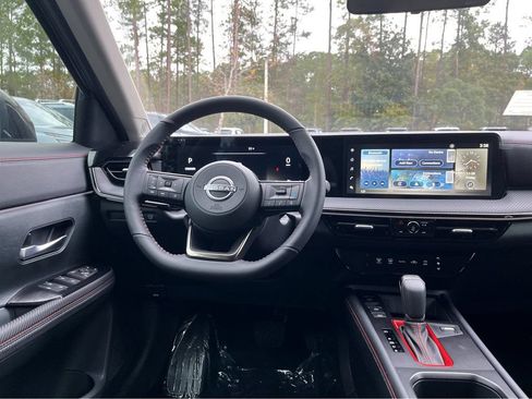 New 2025 Nissan Kicks SR FWD image 11