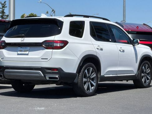 Used 2024 Honda Pilot Touring image 5