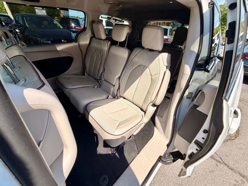 Used 2017 Chrysler Pacifica Limited w/ Advanced Safetytec Group FWD image 11