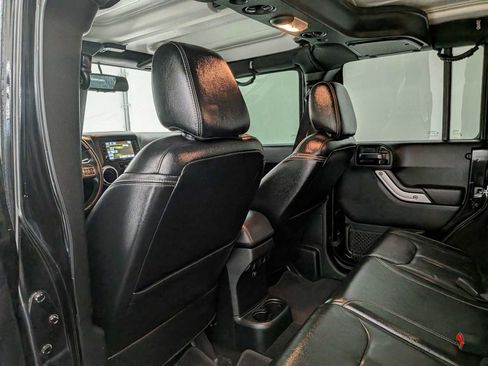 Used 2017 Jeep Wrangler Unlimited Sahara w/ Connectivity Group image 19