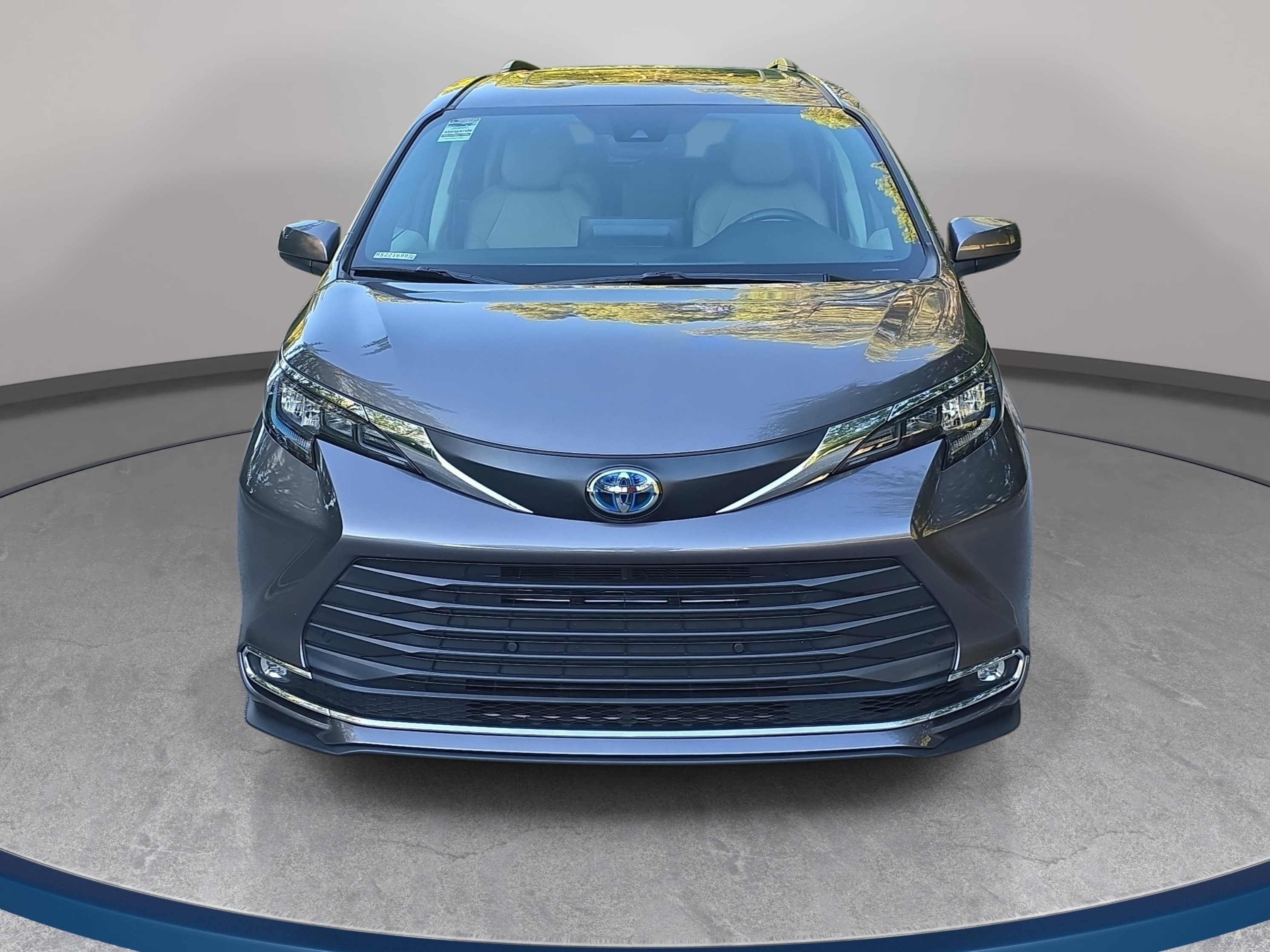 Used 2024 Toyota Sienna XLE FWD image 2