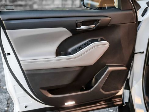 Certified 2023 Toyota Highlander XLE image 24