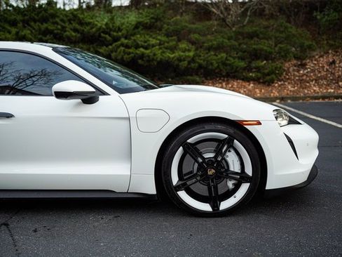 Used 2022 Porsche Taycan image 12