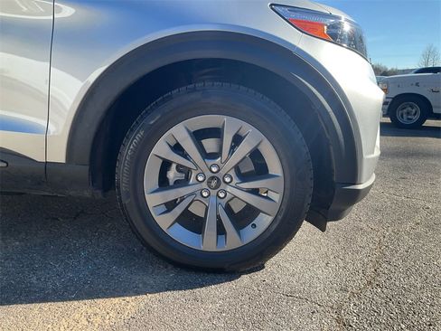 Used 2021 Ford Explorer XLT w/ Equipment Group 202A image 10