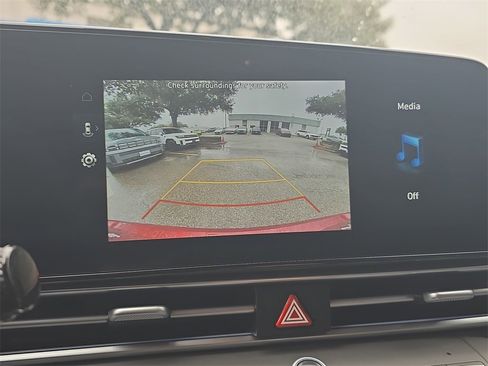 Used 2025 Hyundai Elantra SEL image 22