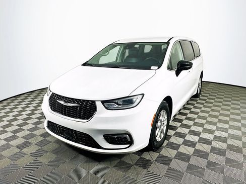 Certified 2024 Chrysler Pacifica Touring-L image 5