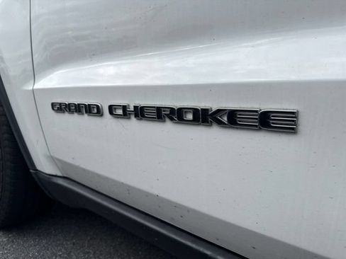 Used 2018 Jeep Grand Cherokee Laredo AWD/4WD image 11