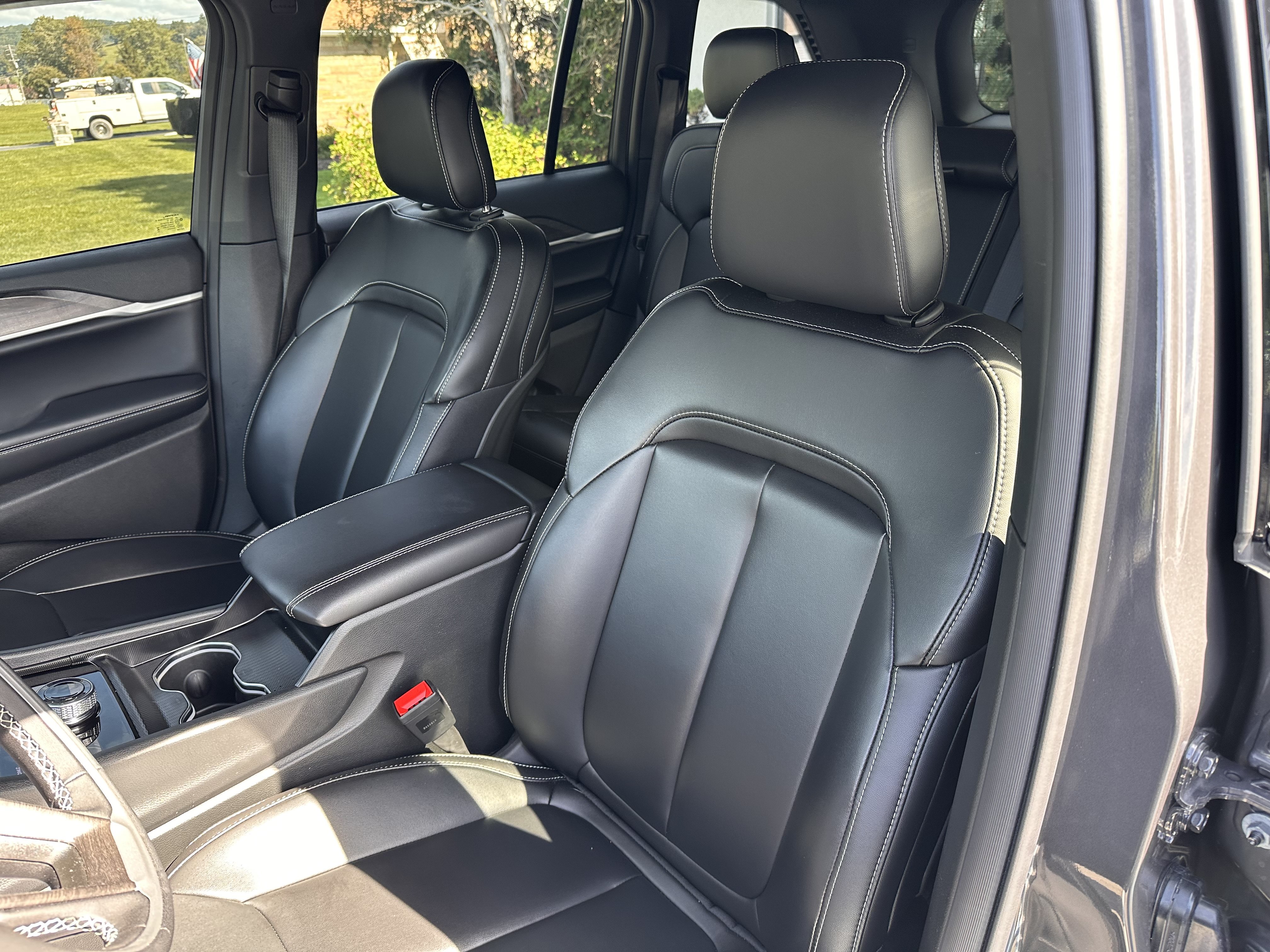 Used 2026 Jeep Grand Cherokee Limited w/ Limited Altitude Package AWD/4WD image 11