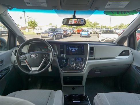 Used 2017 Toyota Sienna LE FWD image 12