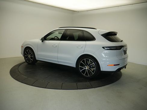 Certified 2023 Porsche Cayenne Turbo AWD/4WD image 3