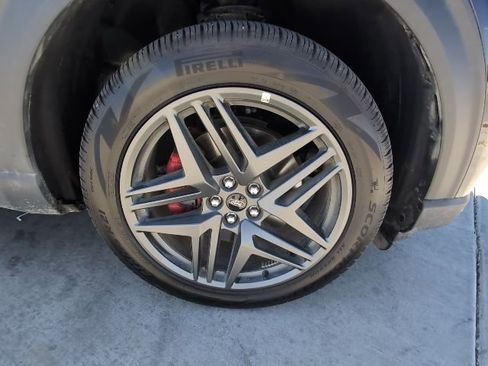 Used 2025 Ford Explorer ST-Line w/ ST-Line Street Pack AWD/4WD image 32