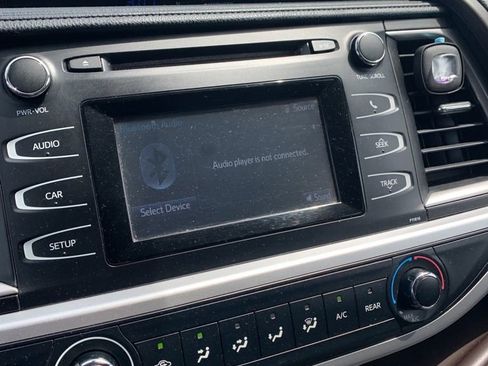 Used 2019 Toyota Highlander LE FWD image 24