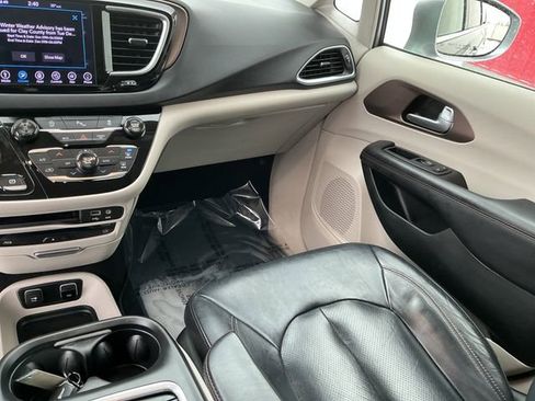 Used 2018 Chrysler Pacifica Touring-L Plus image 30