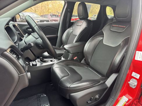 Used 2019 Jeep Cherokee Trailhawk image 5