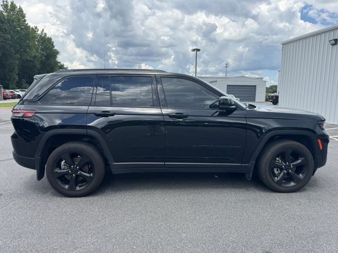 Used 2025 Jeep Grand Cherokee Altitude AWD/4WD image 4
