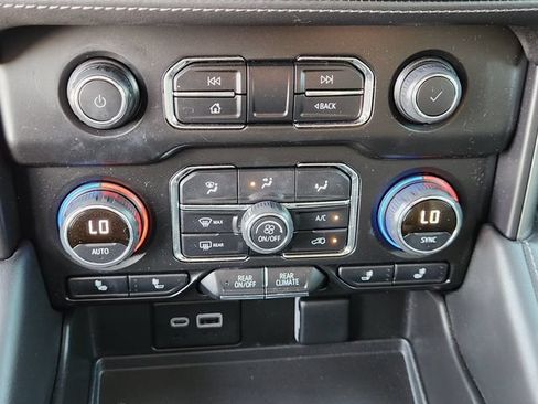 Used 2023 Chevrolet Suburban Z71 w/ Luxury Package AWD/4WD image 18