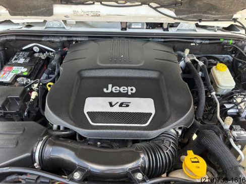 Used 2016 Jeep Wrangler Unlimited Sahara w/ Connectivity Group AWD/4WD image 11