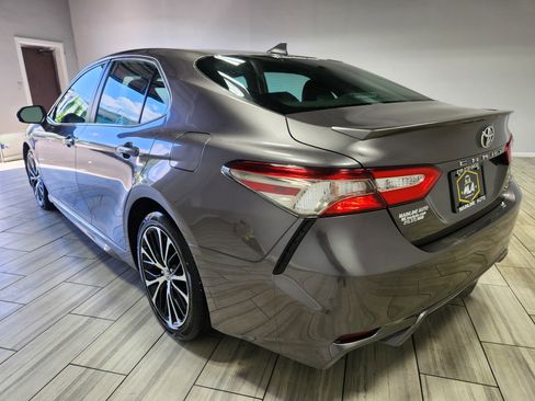 Used 2020 Toyota Camry SE FWD image 3