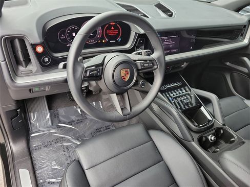 Used 2025 Porsche Cayenne image 4