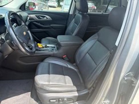Used 2019 Chevrolet Traverse LT w/ LT Premium Package FWD image 3