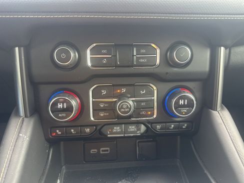 Used 2023 Chevrolet Suburban Premier image 20