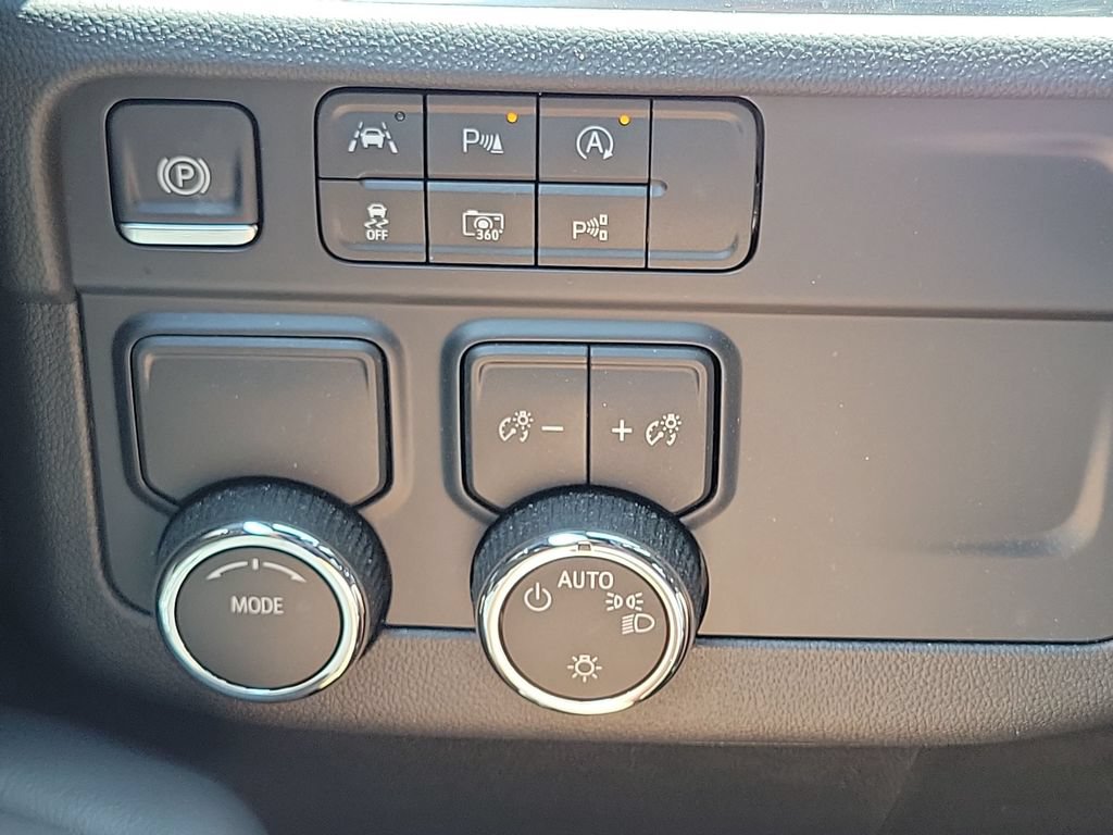 Used 2026 Chevrolet Suburban LS RWD image 18