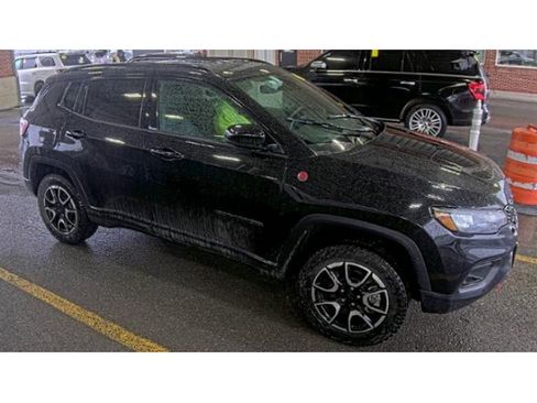 Used 2024 Jeep Compass Trailhawk image 3
