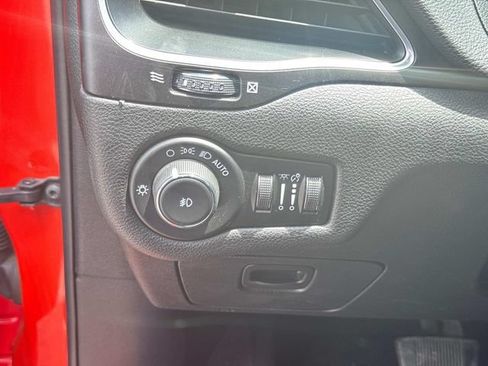 Used 2021 Jeep Cherokee Trailhawk AWD/4WD image 28